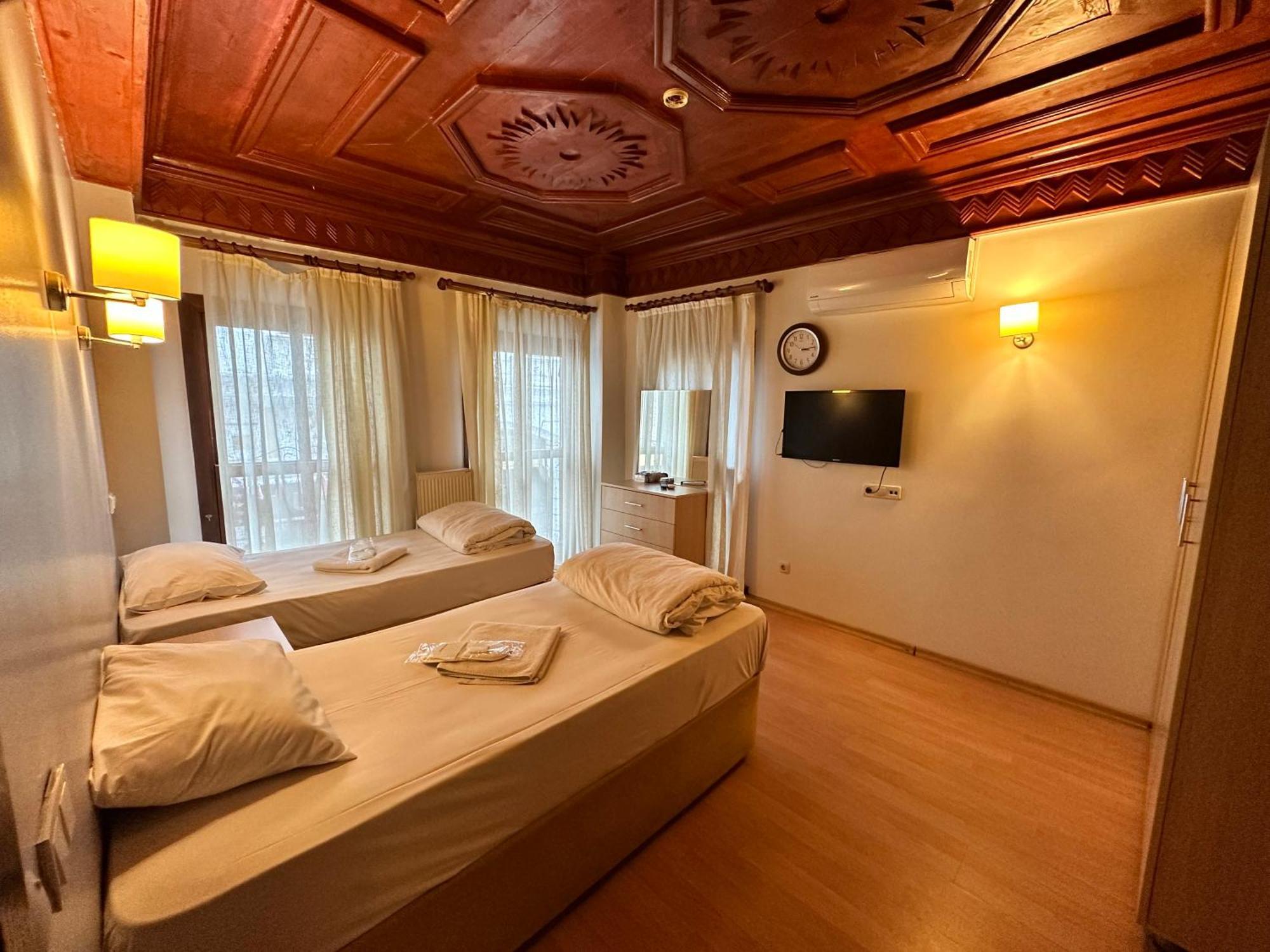 Adil Hotel *